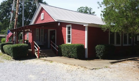 The Sunday Buffet At Red's Little Schoolhouse Restaurant In Alabama Is A Delicious Road Trip Destination