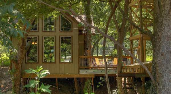 River Road Treehouses Near The Guadalupe River In Texas Let You Glamp In Style