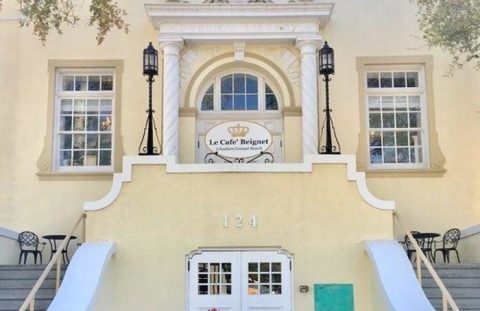 Treat Yourself To Sugary Sweet Beignets At Mississippi's Le Cafe Beignet           