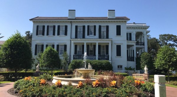 Visit The South’s Largest Antebellum Plantation At The Beautiful Nottoway Plantation In Louisiana