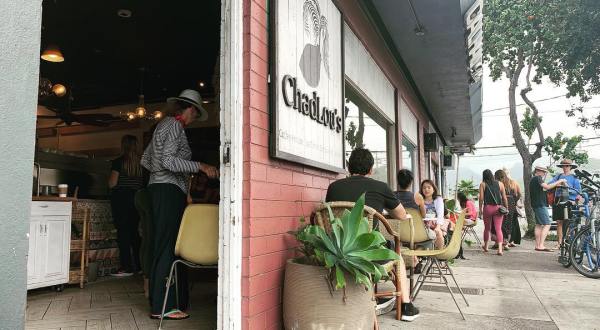 Start Your Day With A Trip To One Of Hawaii’s Most Charming Cafes, Chadlou’s
