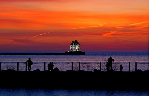 The Lighthouse Walk at Lakeview Park Near Cleveland Offers Unforgettable Views