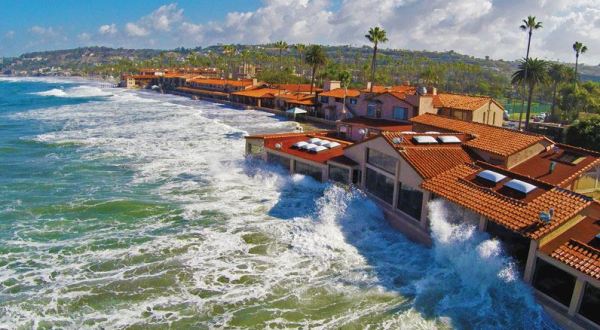 Be In Awe Of Crashing Waves While Having Breakfast And Cocktails At The Marine Room’s High Tide Brunch In Southern California