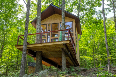 There's An Off-The-Grid Treehouse In A New Hampshire Forest And It's A Luxurious Getaway
