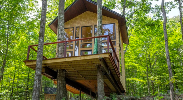 There’s An Off-The-Grid Treehouse In A New Hampshire Forest And It’s A Luxurious Getaway