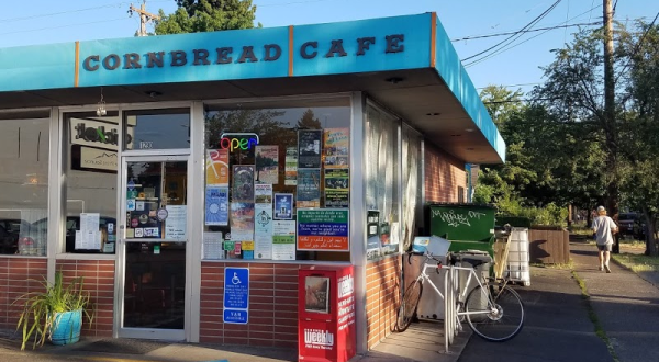 Cozy Up With Award-Winning Comfort Food At Oregon’s Cornbread Cafe
