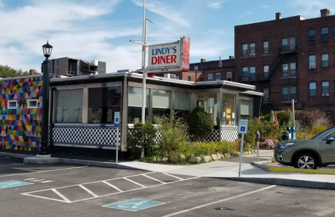 Lindy's Diner In New Hampshire Is Overflowing With Deliciousness And Old-School Charm