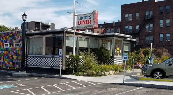 Lindy’s Diner In New Hampshire Is Overflowing With Deliciousness And Old-School Charm