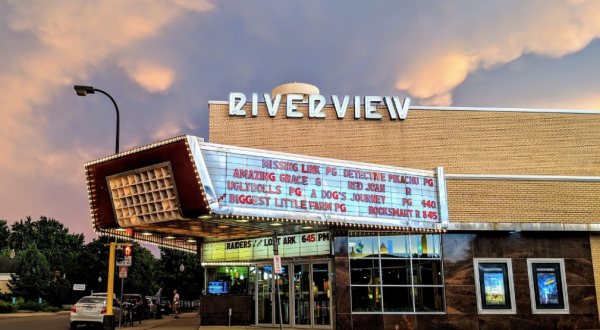 Time Travel Back To the 1950s With A Visit To Riverview Theater, A Retro Cinema In Minnesota