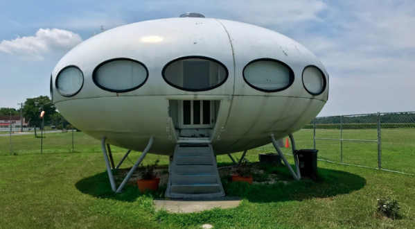 The Futuro House In Delaware Just Might Be The Strangest Roadside Attraction Yet
