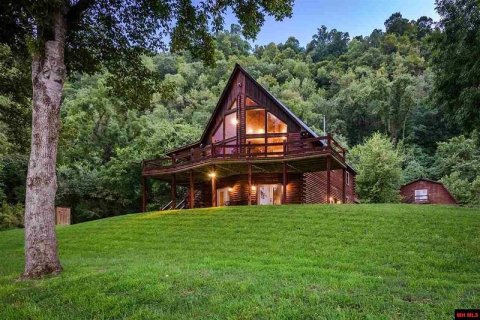 You'll Never Want To Leave This Stunning Waterfront Cabin In Arkansas