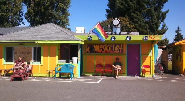 The Grooviest Place To Dine In Washington Is Homeskillet, A Hippie-Themed Restaurant