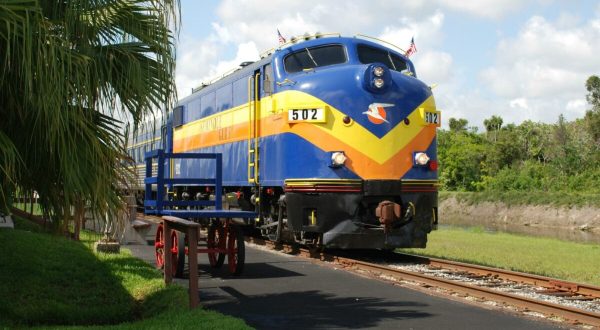 Eat A 5-Course Meal While Solving A Murder At The Murder Mystery Dinner Train In Florida