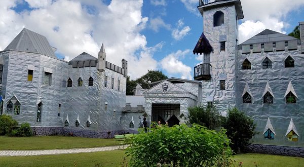 There’s A Castle In Florida That’s Entirely Hand-Built And It’s An Artist’s Happy Place