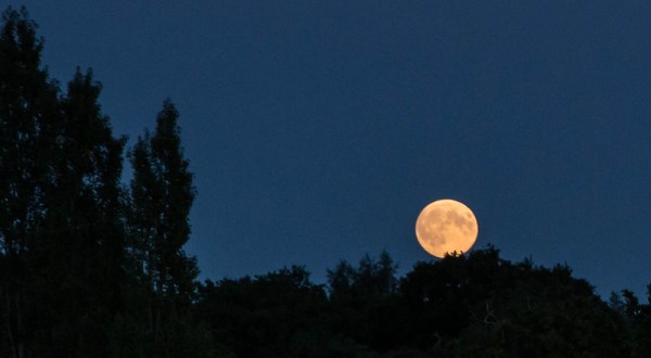 Witness The Absolutely Gigantic Full Supermoon From Your Backyard In Pennsylvania In Early April