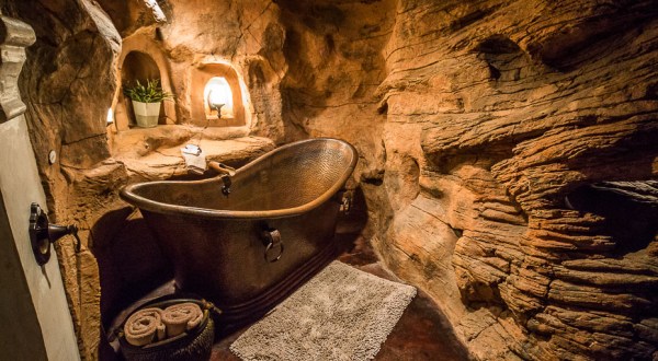 The Honeymoon Trail Inn Is A Romantic Sandstone-Themed Retreat In Utah