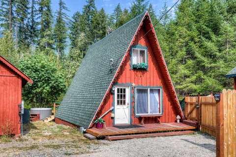 The One-Of-A-Kind Cabin In The Middle Of Rural Washington That's A Summer Must-Visit