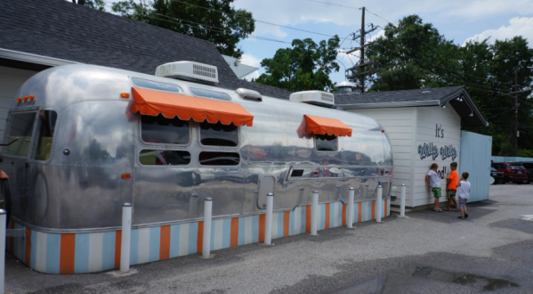 Eat Delicious Burgers In A Vintage Airstream At Willy Burger In Texas