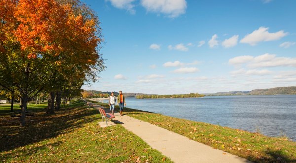 Enjoy A Beautiful Stroll Along The Mississippi River In Guttenberg, Iowa