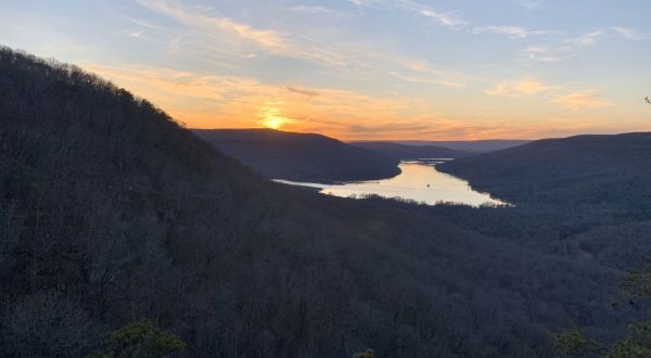 The Hike To Snoopers Rock In Tennessee Showcases One Of The Most Stunning Views In The State