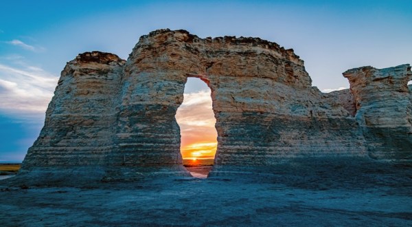 The Chalk Formations At Kansas’s Monument Rocks Look Like Something From Another Planet