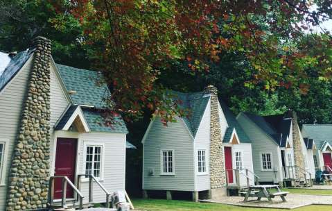 These Quaint Cottages On The Banks Of The Pemigewasset River In New Hampshire Will Make Your Summer Splendid