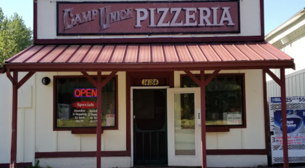 This Tiny Pizzeria Sells The Most Enormous Pizzas In Washington