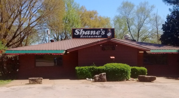 Burgers, Fries, And Mile-High Pies Make Shane’s Restaurant In Arkansas Worth The Trip