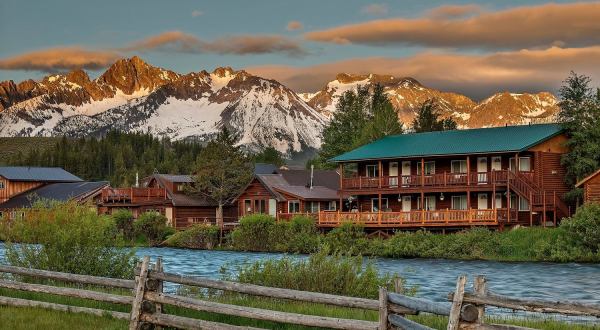 These Quaint Cabins On The Banks Of The Salmon River In Idaho Will Make Your Summer Splendid