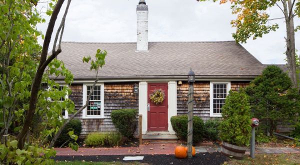 You Might Be Dining With A Ghost At This Haunted Restaurant In Massachusetts