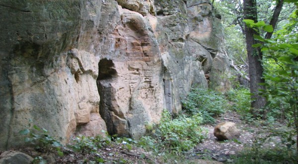 Hike To The Rocky Faris Caves In Kansas For An Out-Of-This World Experience