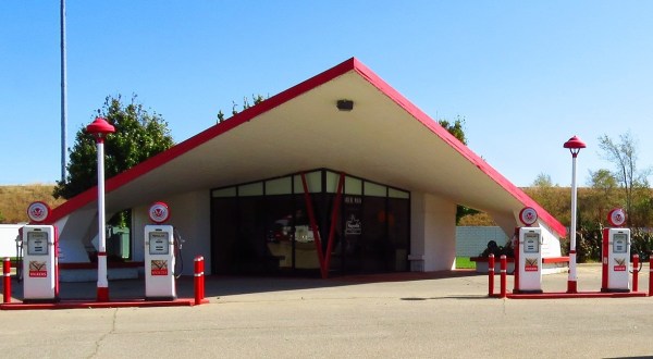 The World’s Very First Batwing-Style Gas Station Was Right Here In Kansas