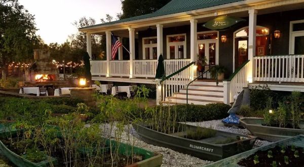 Head To The Bayous Of Louisiana To Visit Restaurant des Familles, A Charming, Old Fashioned Restaurant