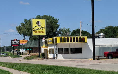 Sneaky's Is A Hole-In-The-Wall In Iowa With Some Of The Best Fried Chicken In Town