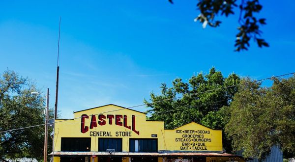 The Unassuming Castell General Store Has Some Of The Best Burgers And BBQ In Small-Town Texas