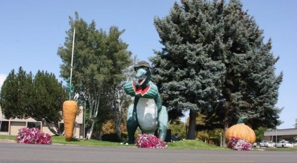 This T-Rex In Utah Just Might Be The Most Charming Roadside Attraction Yet