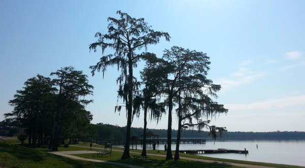 The Alabama City Park That Wraps Around A Beautiful Lake