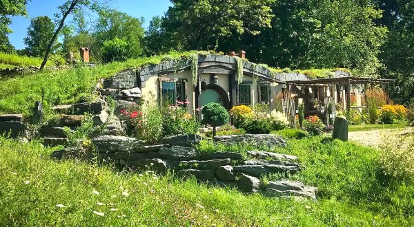 There’s A Hobbit-Themed Airbnb In Vermont And It’s The Perfect Little Hideout