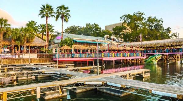 A Hawaiian-Themed Restaurant In Texas, Hula Hut Will Transport You Straight To The Islands