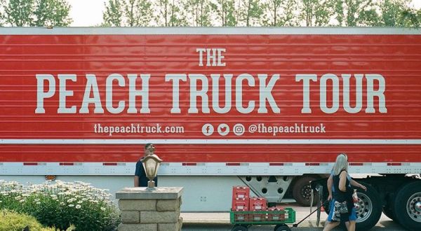 The 2020 Peach Truck Tour Will Bring The Most Mouthwatering Fruit Right To Texans This Year