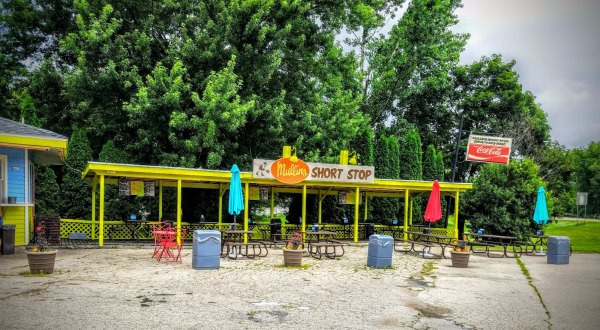 An Old Fashioned Drive-In Complete With Car Hops, Mullin’s Short Stop In Wisconsin Serves Up A Retro Dining Experience     