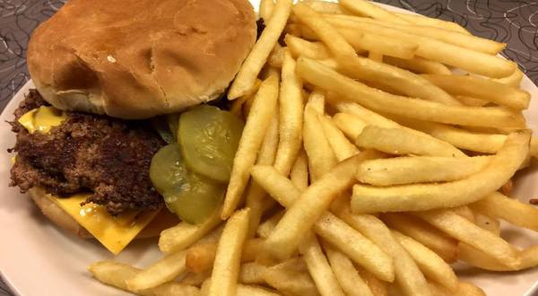 Town Topic Is A Good, Old-Fashioned Burger Joint In Missouri, And You Have To Visit