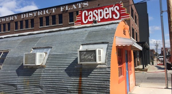 Fill Up On Tasty Grub In An Atmosphere That Defies The Ordinary At Casper’s In Missouri