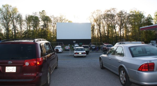The Swingin’ Midway Drive-In Theater In Tennessee Is The Perfect Place For A Family Night Out