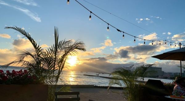 The Only Thing Better Than The Food Are The Beachfront Views At Barefoot Beach Cafe In Hawaii