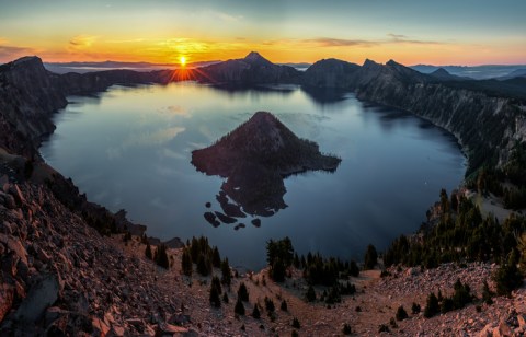 The Sunrises At This Lake In Oregon Are Worth Waking Up Early For