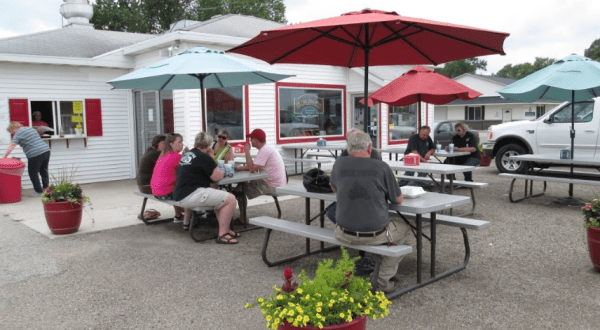 You’ll Have The Sweetest Meal Of The Year At Goldie’s Ice Cream Shoppe In Iowa