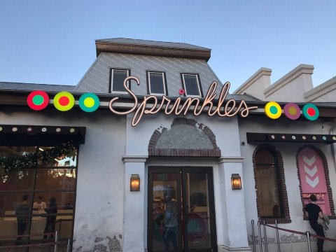 Sprinkles Bakery In Florida Has A Cupcake ATM And It's A Dessert Lovers Dream