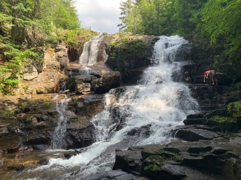 This Easy, Half-Mile Trail Leads To Shelving Rock Falls, One Of New York’s Most Underrated Waterfalls