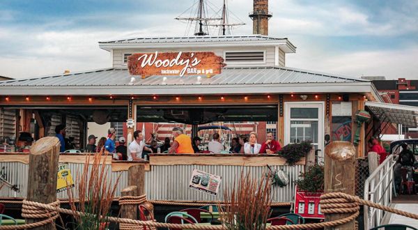 Woody’s Backwater BARge & Grill Is A Floating Pennsylvania Restaurant You Have To See To Believe